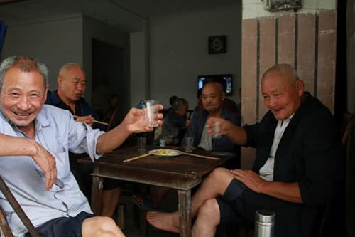 內行人買白酒，不挑貴的只認瓶身2行字，輕松選好酒